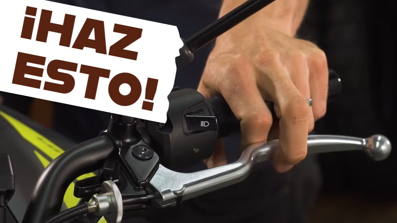 con que mano se acciona el embrague de una motocicleta