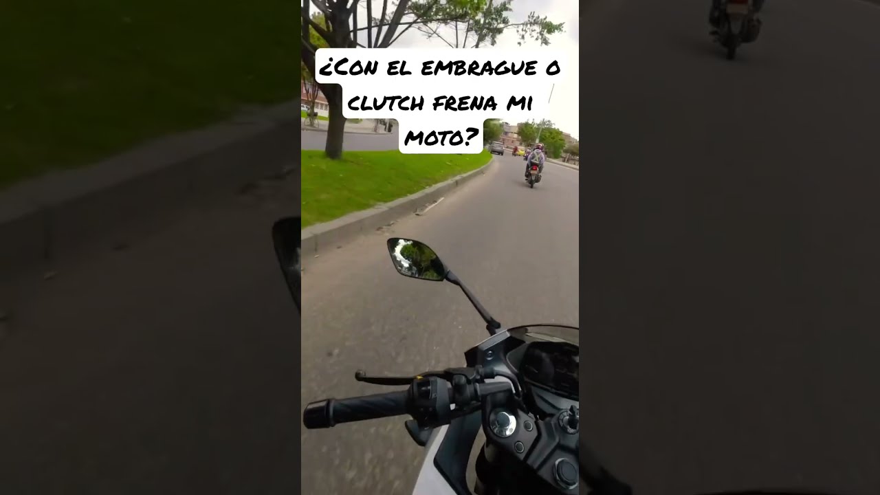 con que mano se frena en una moto