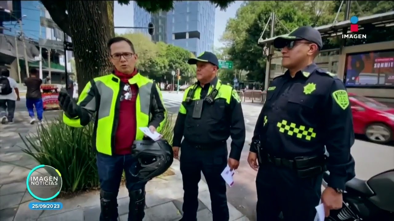 conduciendo una motocicleta está permitido llevar el casco desabrochado