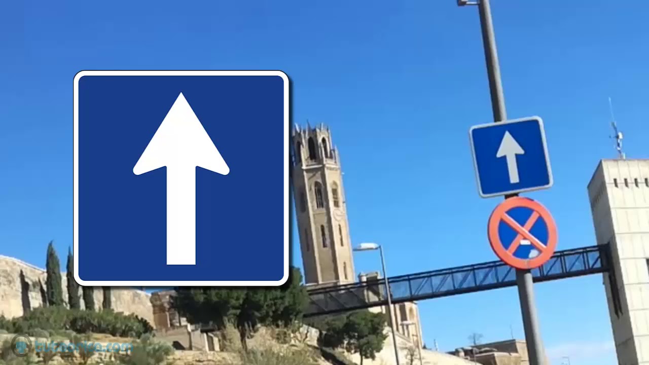 en esta calzada de sentido único y tres carriles