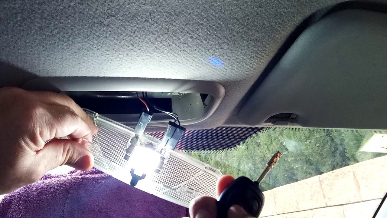 luz interior coche se queda encendida