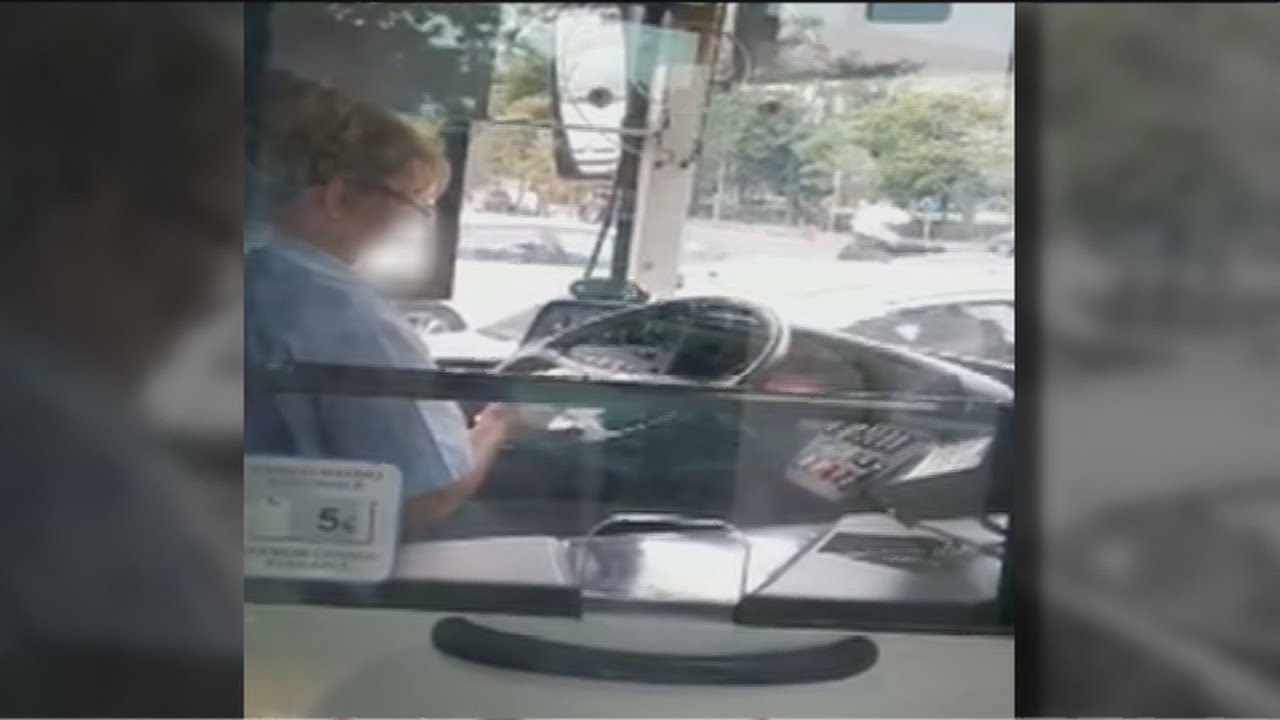 conductora de autobus con el movil