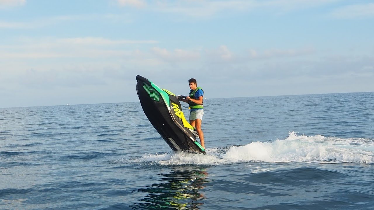 que necesito para conducir una moto de agua