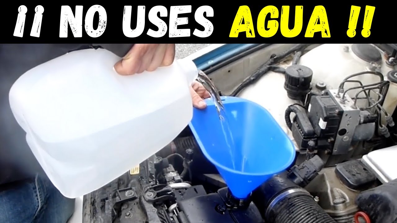 se puede echar agua normal al coche