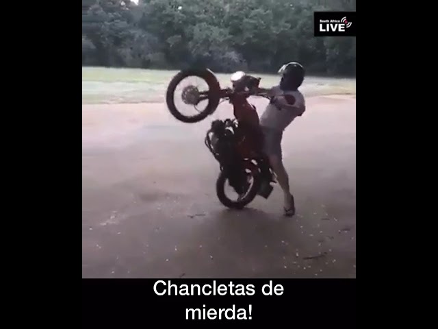 se puede ir en moto con chanclas