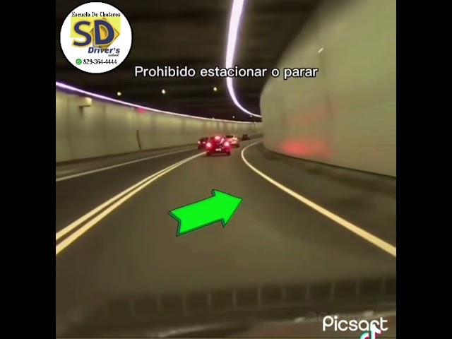 una marca longitudinal formada por dos líneas continuas y paralelas...