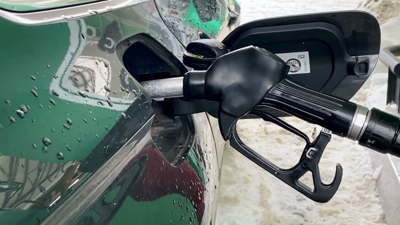 al cargar combustible en el depósito de su vehículo debe