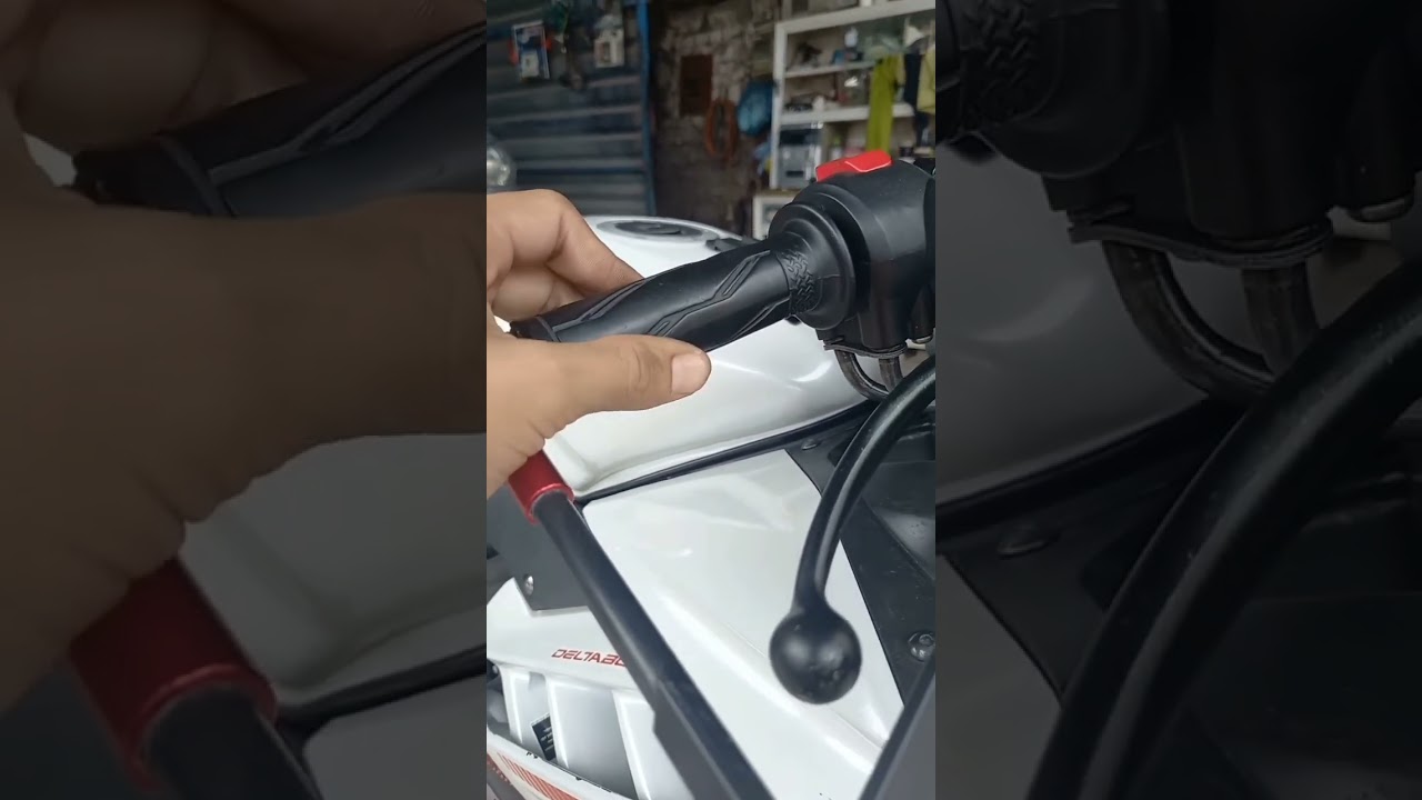 el acelerador de una motocicleta generalmente se acciona con