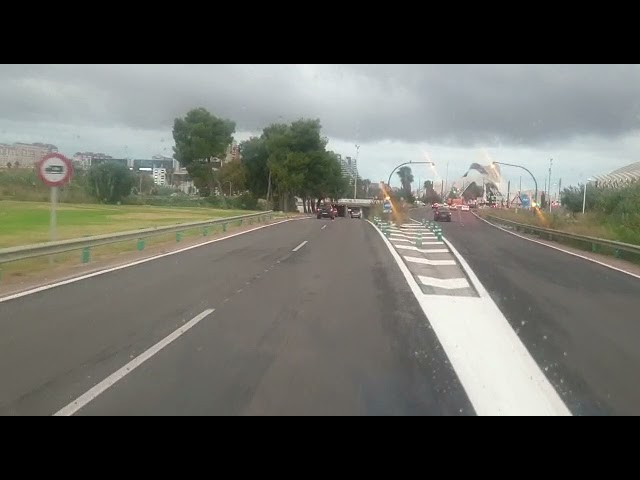 entra en este túnel sin iluminar que alumbrado debe encender