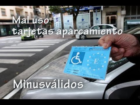 se puede parar en una plaza de minusválidos