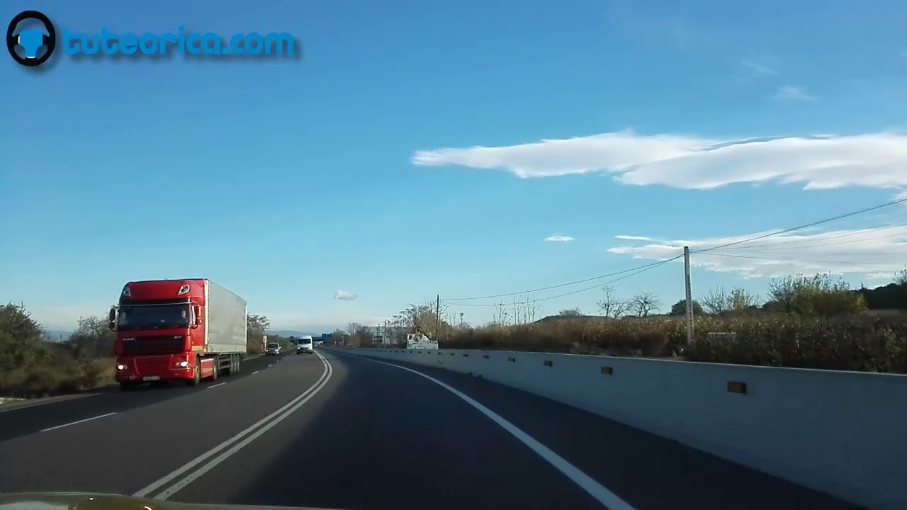 calzada de doble sentido y tres carriles