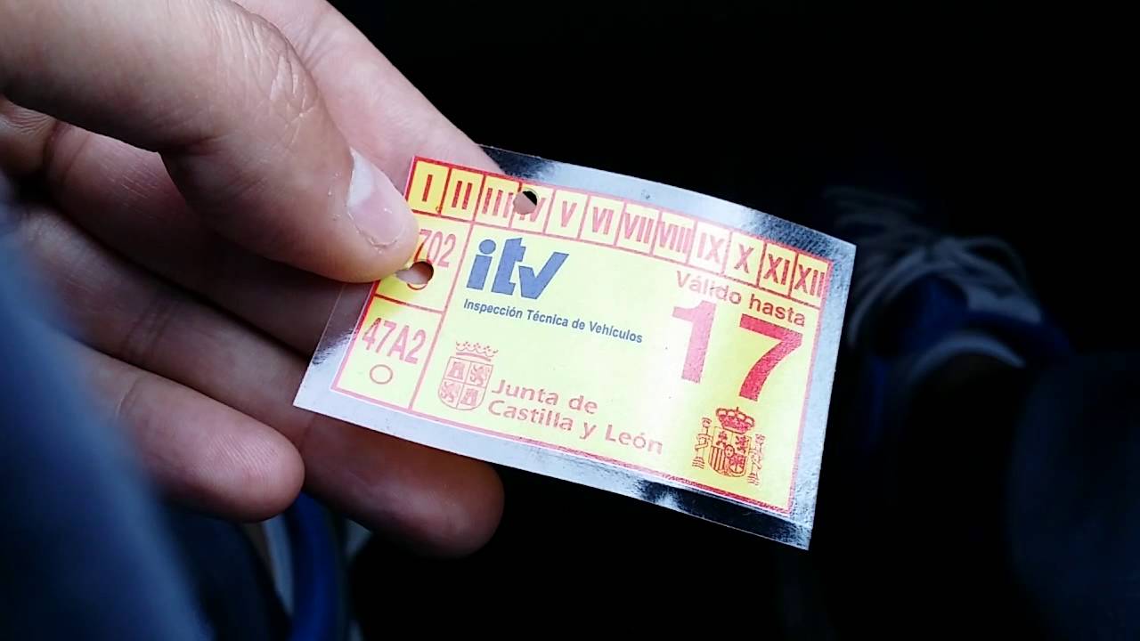 dónde se pone la pegatina de la itv