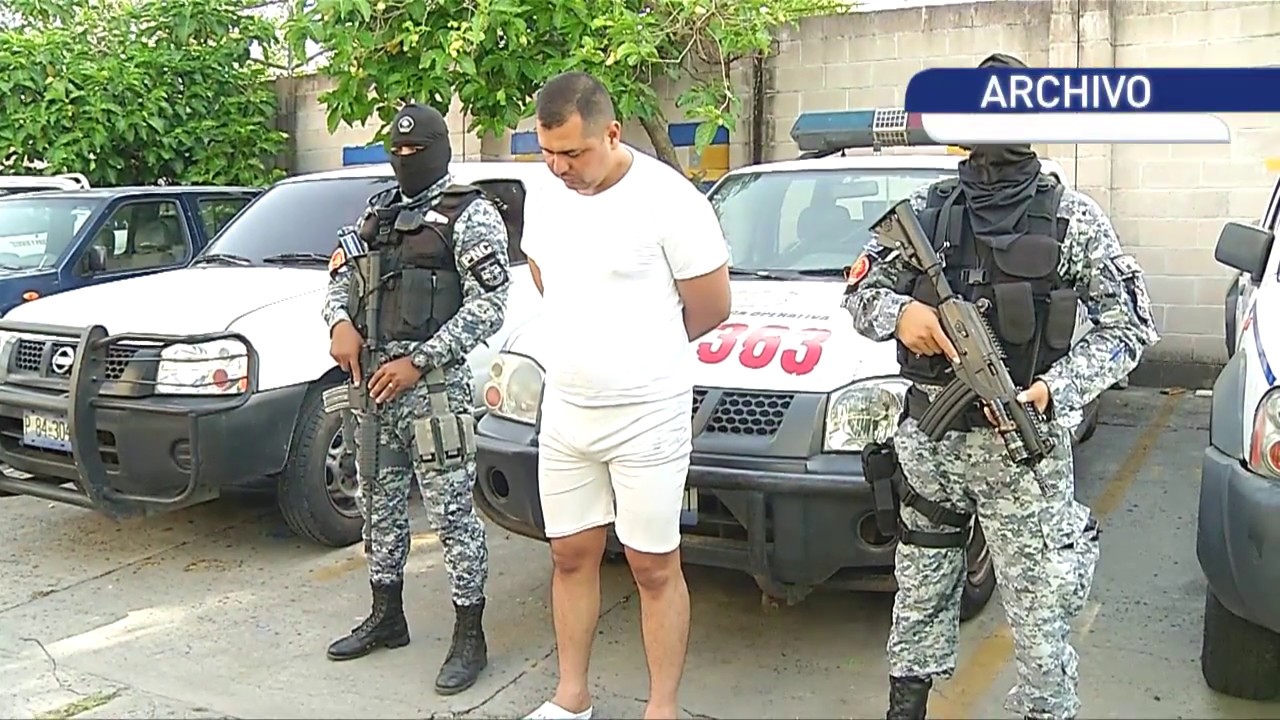 el agente ordena la detención con