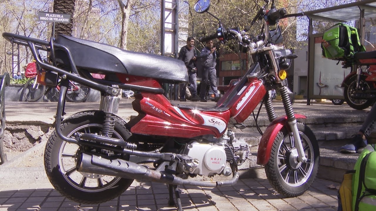 en una moto de 49cc puede ir dos personas