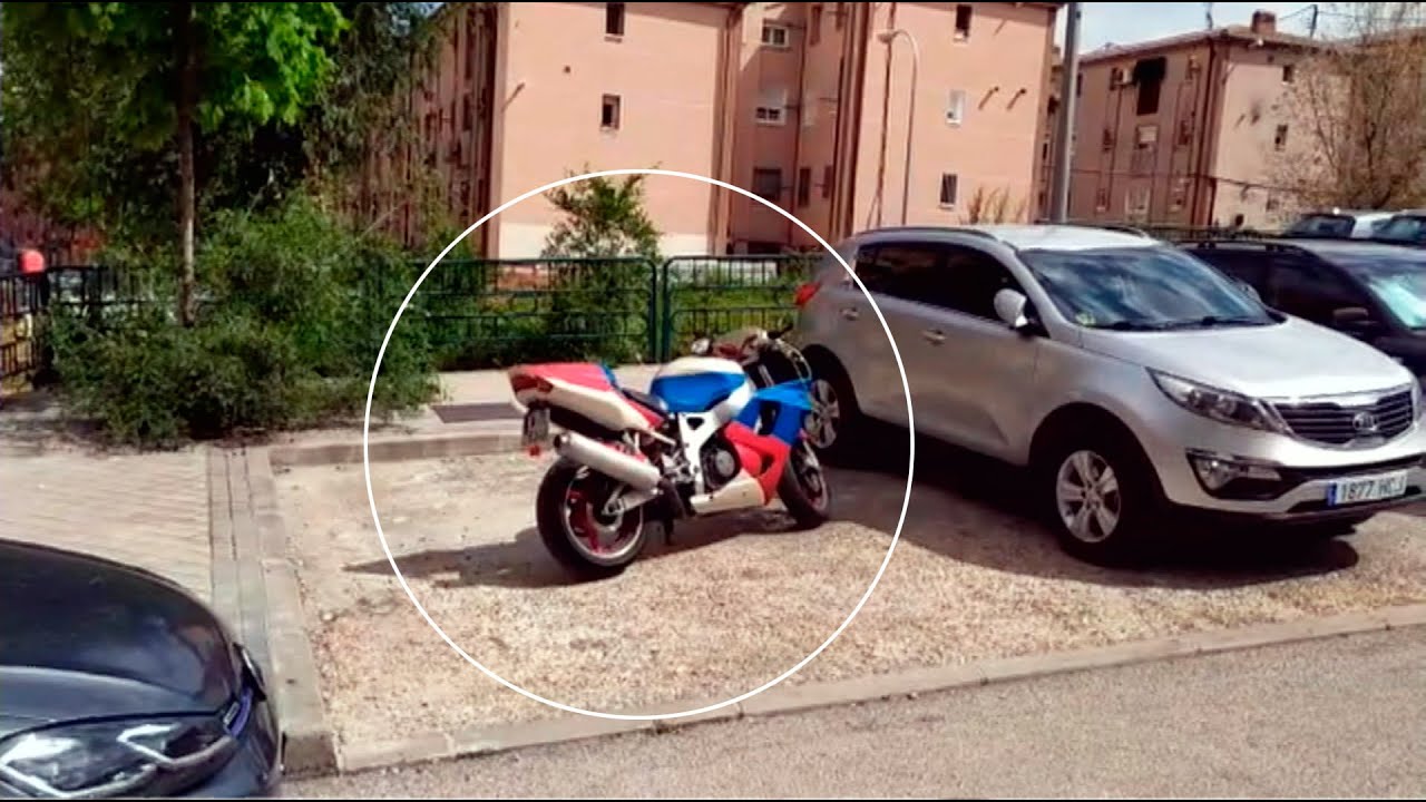 puede aparcar una moto en un aparcamiento de coche