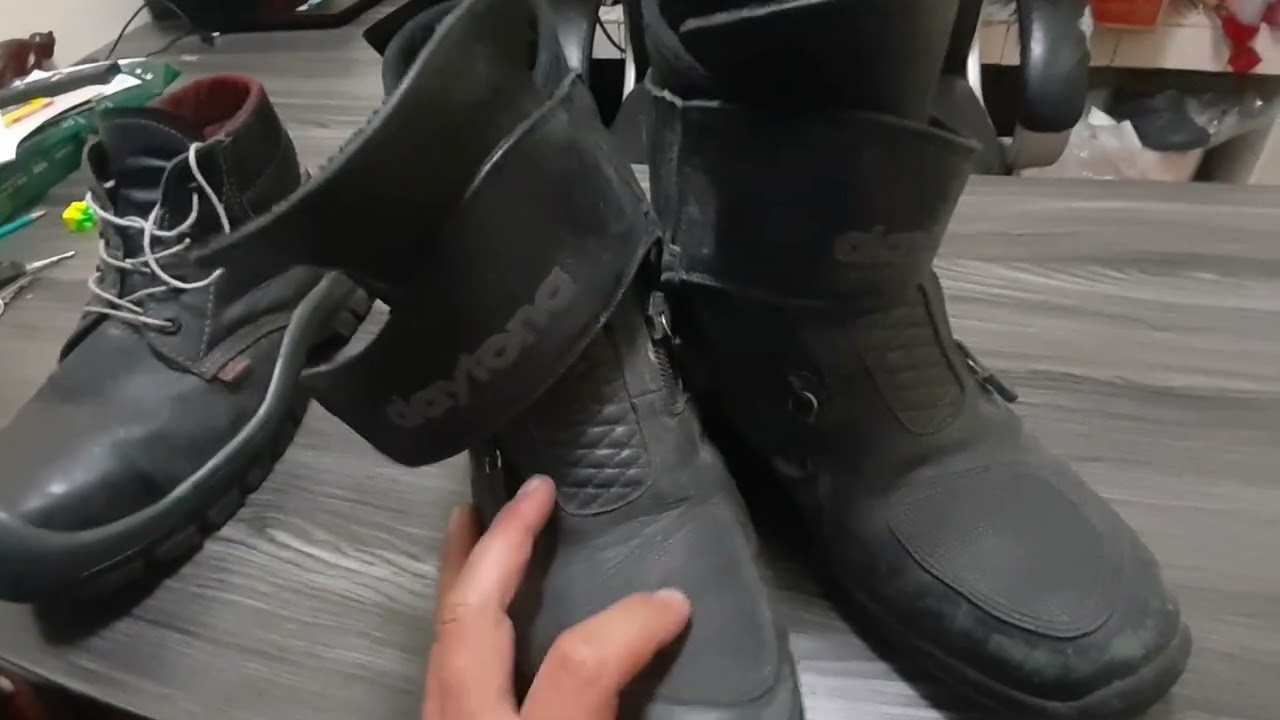 se puede conducir con botas de seguridad
